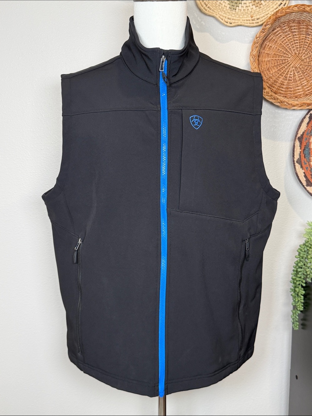 Ariat Men's Logo 2.0 Softshell Vest Black & Cobalt Blue Size XL